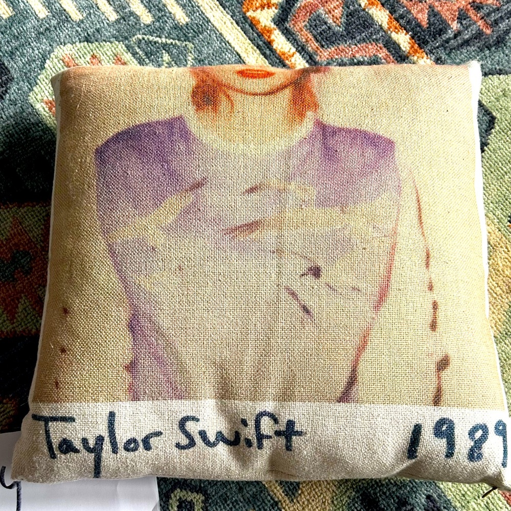🩵🕶️ Taylor Swift 1989 Throw Pillow EUC 🕶️🩵